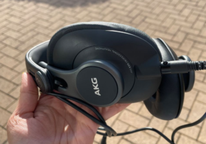 Best noise cancelling headphones for glasses wearers